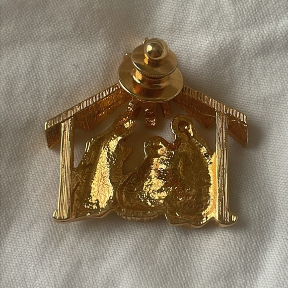 Gold Nativity Scene Brooch - Picture 3 of 3